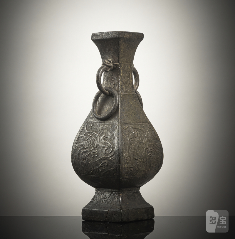 A four-sided bronze vase with wave decoration in relief and loose ring handles - 图2